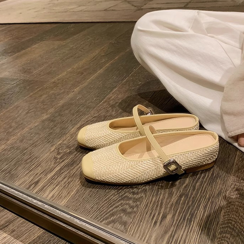 Női koreai stílusú szandálok, négyszögletes orral, gumitalppal, felső és belső anyagként szuper rostból.