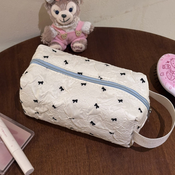 Sminktáska nagy kapacitású, PU anyag, cipzár, poliészter bélés, pillangó csomó dizájn