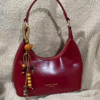 Alkar táska, dumpling alakú, PU bőr, cipzáras záródás, poliészter bélés, belső zsebek