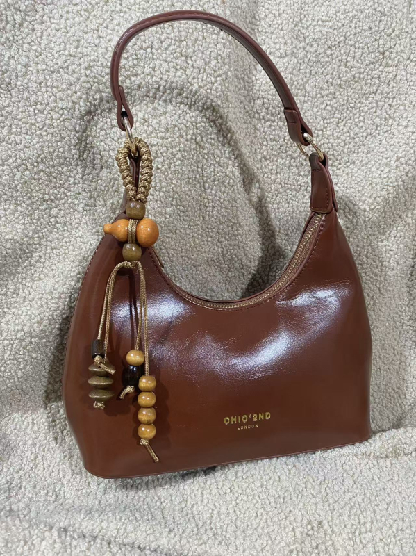 Alkar táska, dumpling alakú, PU bőr, cipzáras záródás, poliészter bélés, belső zsebek