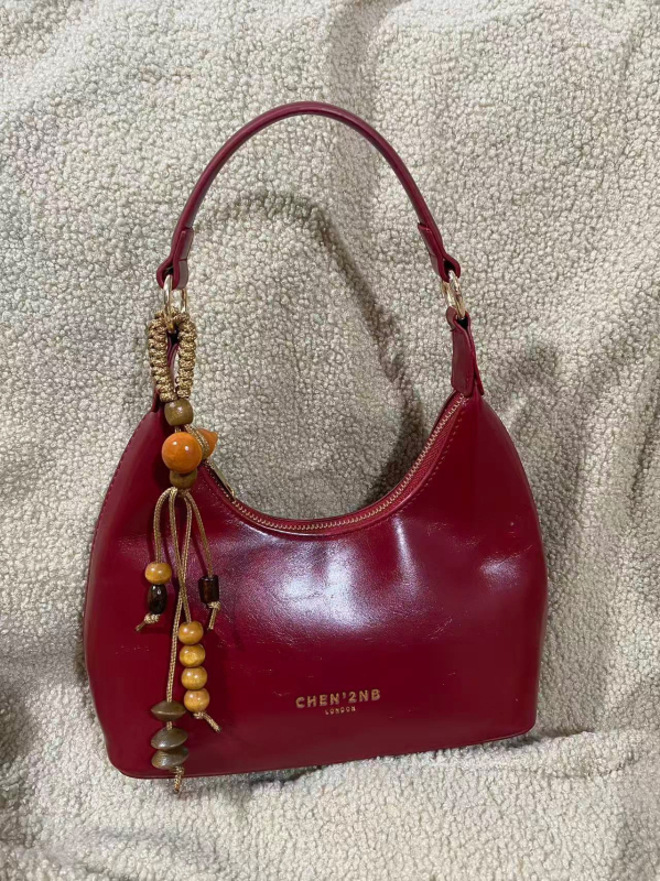 Alkar táska, dumpling alakú, PU bőr, cipzáras záródás, poliészter bélés, belső zsebek