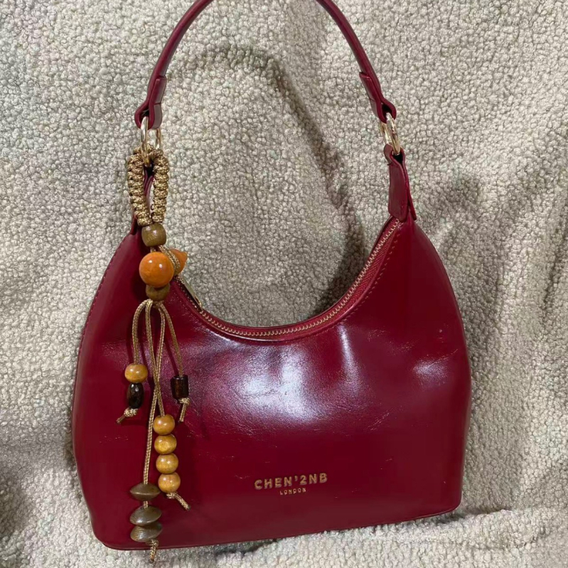 Alkar táska, dumpling alakú, PU bőr, cipzáras záródás, poliészter bélés, belső zsebek