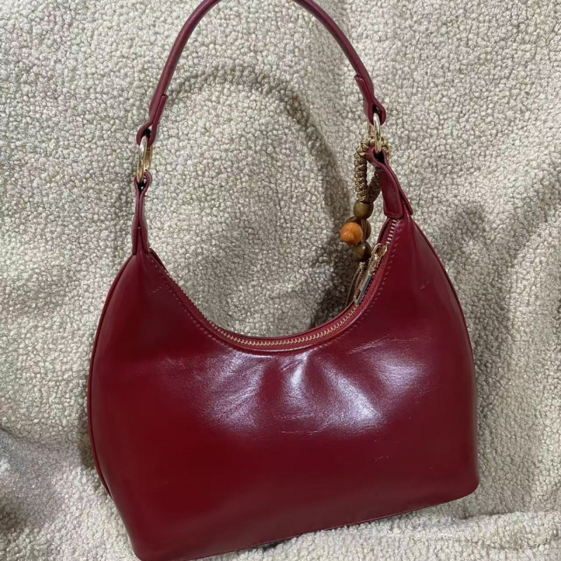 Alkar táska, dumpling alakú, PU bőr, cipzáras záródás, poliészter bélés, belső zsebek