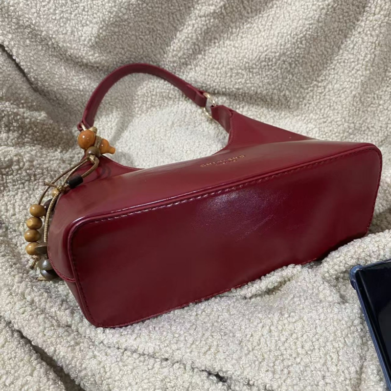 Alkar táska, dumpling alakú, PU bőr, cipzáras záródás, poliészter bélés, belső zsebek