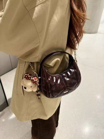 Női estélyi táska dumpling formájú Crescent Crossbody lánccal (PU bőr; Poliészter bélés; Cipzáras záródás; Egy vállpánt; Stílus: érett, kiegyensúlyozott nő)