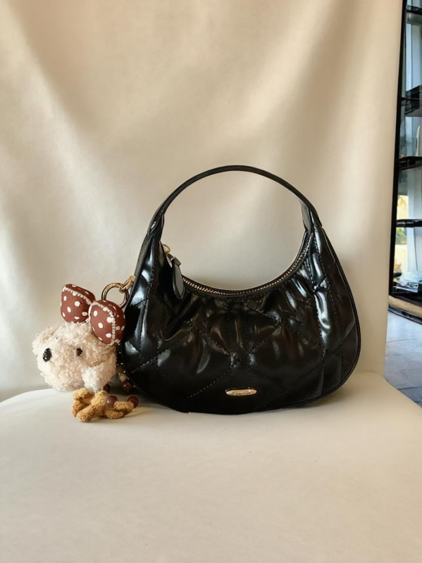 Női estélyi táska dumpling formájú Crescent Crossbody lánccal (PU bőr; Poliészter bélés; Cipzáras záródás; Egy vállpánt; Stílus: érett, kiegyensúlyozott nő)