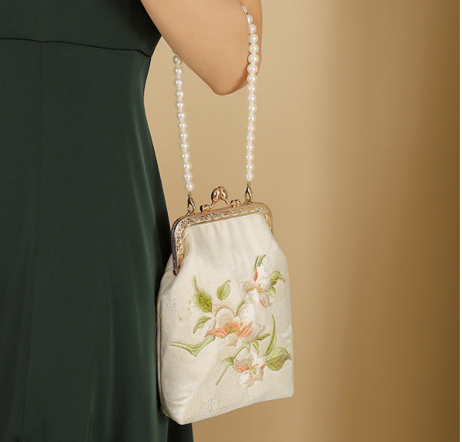Perlom izšivena vertikalno četverokutna clutch torba, poliester materijal, zaključavanje na bravu, unutarnja ID pretinica, poliester podstava