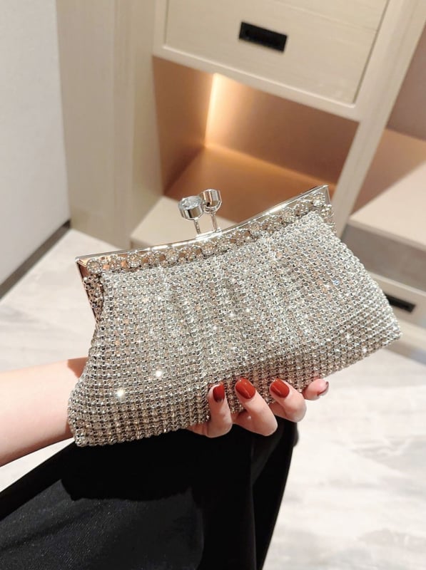 Večernja crossbody torba s klipsom, poliester, unutarnja podstava od najlona, unutarnji džepovi za telefon i osobnu iskaznicu, stil torbe ispod pazuha, proljeće 2025