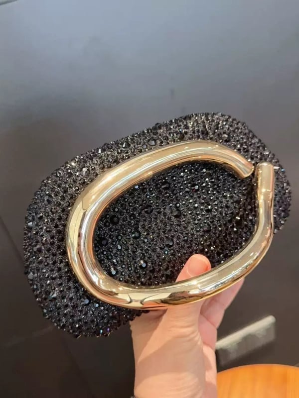 Večernja torbica s kristalima, magnetsko zatvaranje, horizontalni kvadratni oblik, poliester, podstavljena mikrovlaknastom sintetičkom kožom, unutarnji džepovi za telefon i dokumente, svestran dizajn za mix-and-match