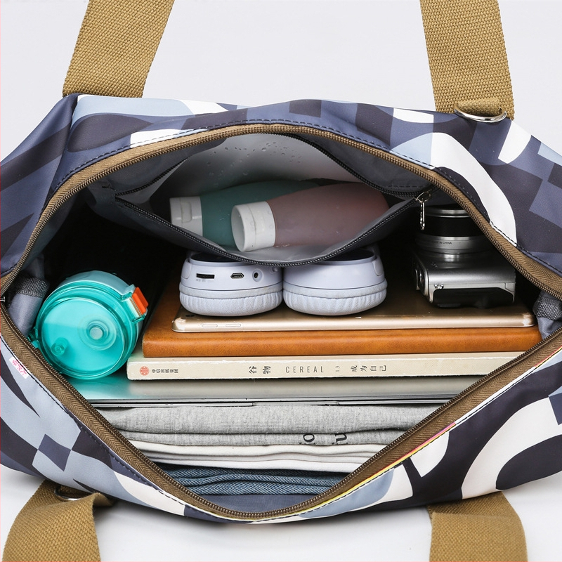 Geantă de voiaj cu roți, pentru utilizare maternă — capacitate 36-55 L, impermeabilă și respirabilă, extensibilă cu separare uscat/umed, căptușeală din poliester, stil urban minimalist