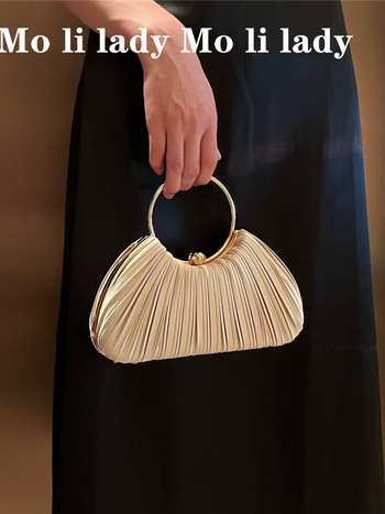 Geantă din PVC, siluetă pătrată orizontală, deschidere deschisă, căptușeală poliester, două curele de umăr