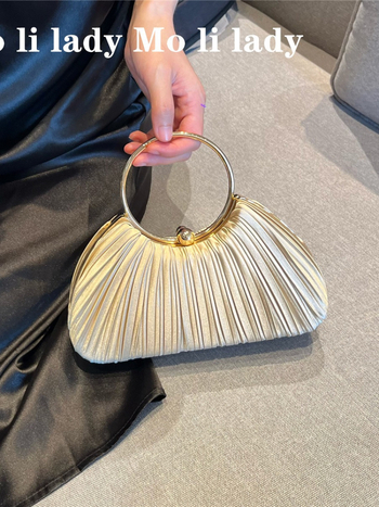 Geantă din PVC, siluetă pătrată orizontală, deschidere deschisă, căptușeală poliester, două curele de umăr