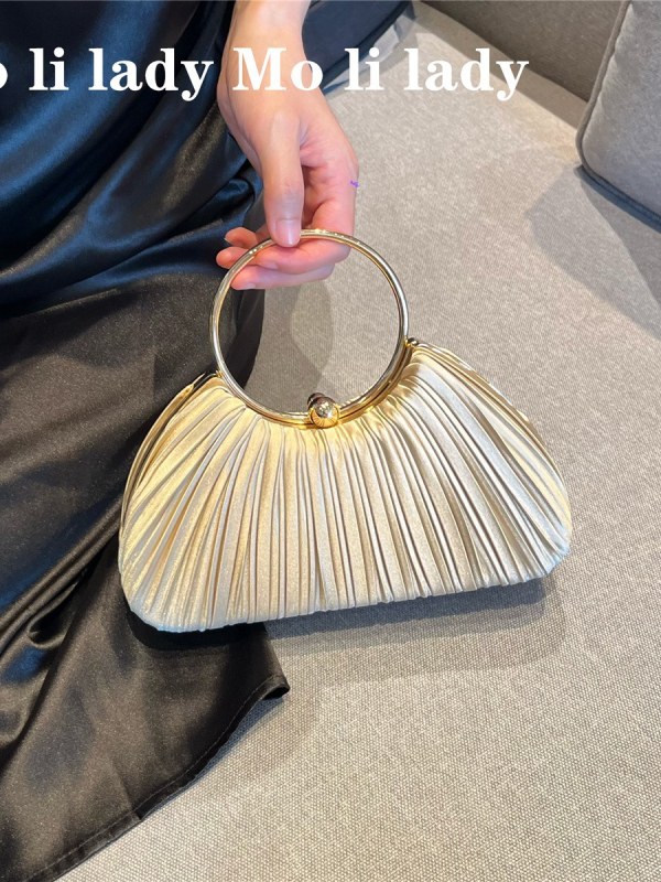 Geantă din PVC, siluetă pătrată orizontală, deschidere deschisă, căptușeală poliester, două curele de umăr