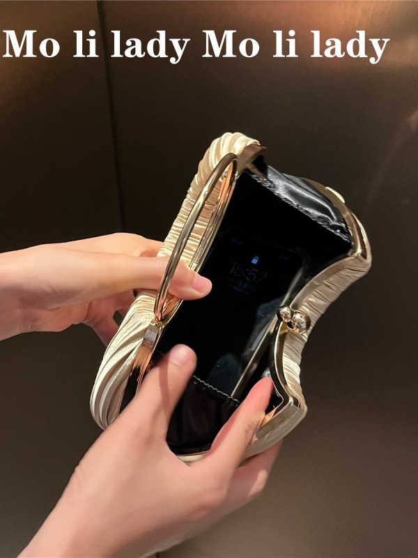 Geantă din PVC, siluetă pătrată orizontală, deschidere deschisă, căptușeală poliester, două curele de umăr