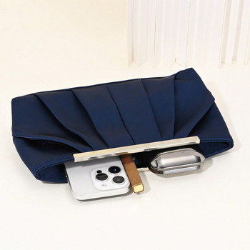 Plisirana večernja clutch torbica od poliestera – tijelo i podstava od poliestera, mali vodoravni kvadratni oblik, otvoreni vrh, meka tekstura