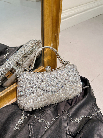 Akrilna mala horizontalna kvadratna torbica s crossbody remenom, skriveni džep na zip i zaključavanje.