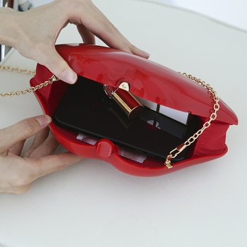 Akrilna crossbody torba s motivom usana; ovalni oblik, magnetsko zatvaranje, džep za telefon, podstava od poliestera.