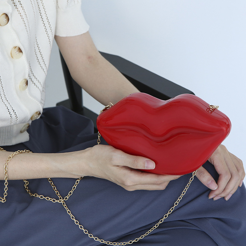 Akrilna crossbody torba s motivom usana; ovalni oblik, magnetsko zatvaranje, džep za telefon, podstava od poliestera.