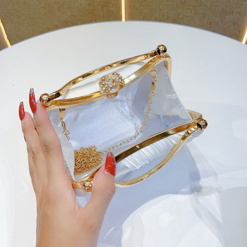 Mala kvadratna večernja torbica od poliestera, vodoravni kvadratni oblik, zaključavanje kopčom, unutarnji džepovi za telefon i dokumente, jednostruka naramenica