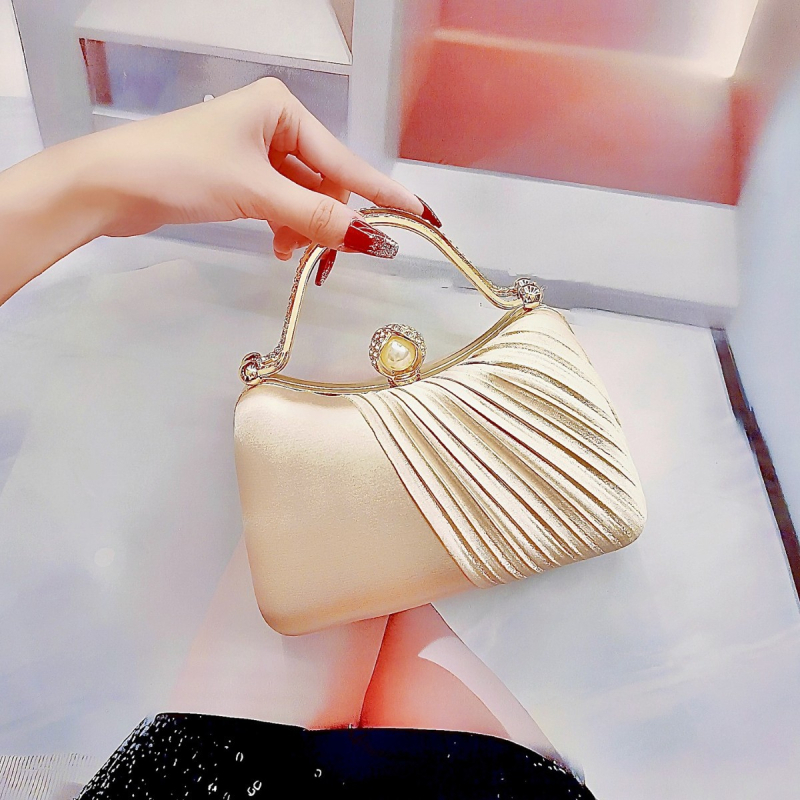 Mala kvadratna večernja torbica od poliestera, vodoravni kvadratni oblik, zaključavanje kopčom, unutarnji džepovi za telefon i dokumente, jednostruka naramenica