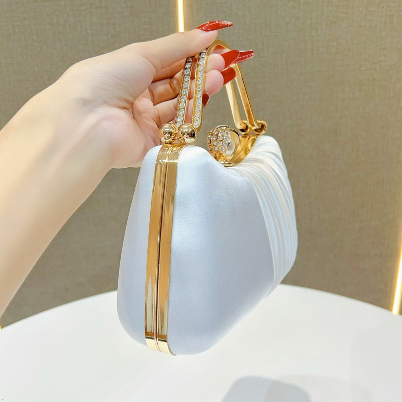 Mala kvadratna večernja torbica od poliestera, vodoravni kvadratni oblik, zaključavanje kopčom, unutarnji džepovi za telefon i dokumente, jednostruka naramenica