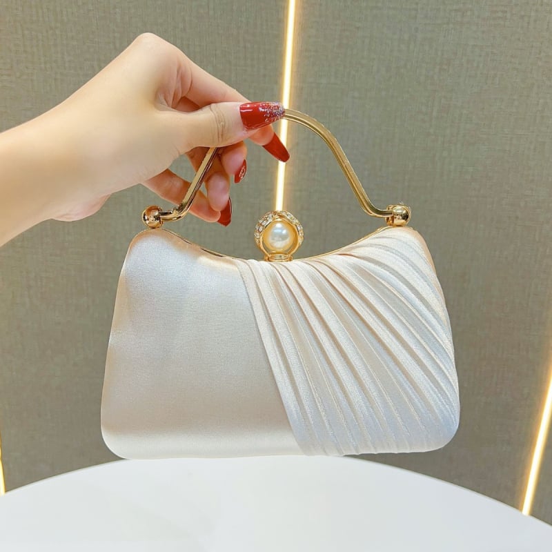 Mala kvadratna večernja torbica od poliestera, vodoravni kvadratni oblik, zaključavanje kopčom, unutarnji džepovi za telefon i dokumente, jednostruka naramenica