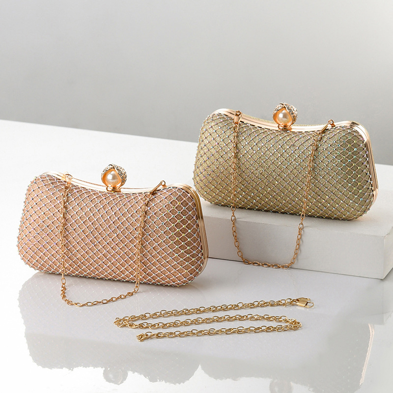 Crossbody večernja torbica s dijamantnom mrežom — geometrijski oblik, jastućast dizajn, poliester materijal, poliester podstava, trodimenzionalni vanjski dio torbice, zaključavanje (Poliester; Poliester podstava; Jastućasti dizajn; Trodimenzionalni vanjski