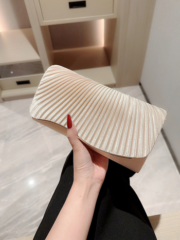 Večernja clutch od svile, kutijastog stila, magnetsko zatvaranje, preklopni poklopac, poliester podstava (Materijal: Svila; Podstava: Poliester; Stil: Box Bag; Oblik: Horizontalno pravokutna forma)