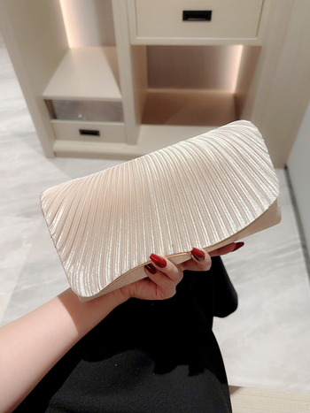 Večernja clutch od svile, kutijastog stila, magnetsko zatvaranje, preklopni poklopac, poliester podstava (Materijal: Svila; Podstava: Poliester; Stil: Box Bag; Oblik: Horizontalno pravokutna forma)