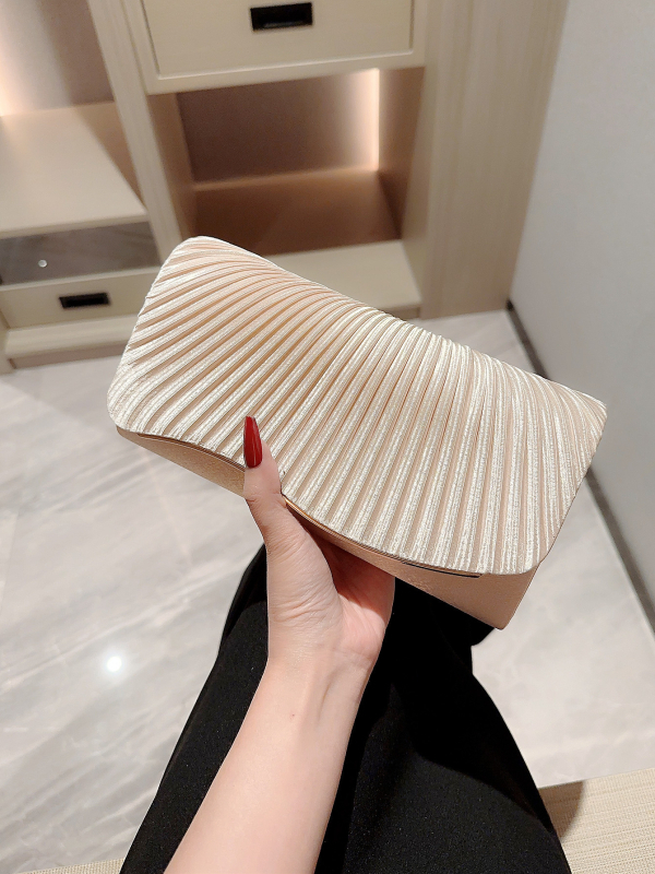 Večernja clutch od svile, kutijastog stila, magnetsko zatvaranje, preklopni poklopac, poliester podstava (Materijal: Svila; Podstava: Poliester; Stil: Box Bag; Oblik: Horizontalno pravokutna forma)