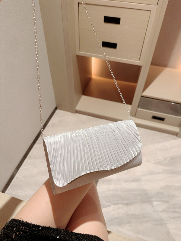 Večernja clutch od svile, kutijastog stila, magnetsko zatvaranje, preklopni poklopac, poliester podstava (Materijal: Svila; Podstava: Poliester; Stil: Box Bag; Oblik: Horizontalno pravokutna forma)