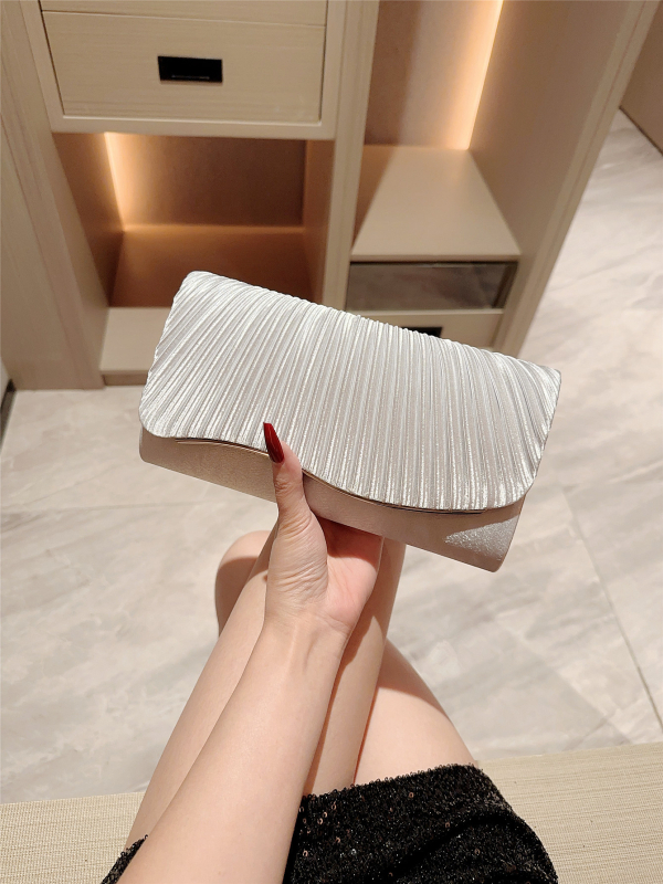 Večernja clutch od svile, kutijastog stila, magnetsko zatvaranje, preklopni poklopac, poliester podstava (Materijal: Svila; Podstava: Poliester; Stil: Box Bag; Oblik: Horizontalno pravokutna forma)