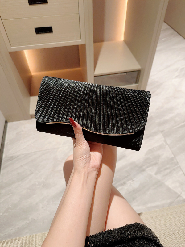 Večernja clutch od svile, kutijastog stila, magnetsko zatvaranje, preklopni poklopac, poliester podstava (Materijal: Svila; Podstava: Poliester; Stil: Box Bag; Oblik: Horizontalno pravokutna forma)