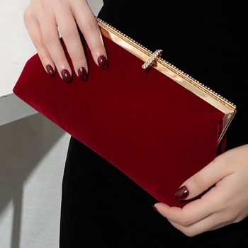 Baršunasta večernja clutch torbica, zrel ženski stil, horizontalni kvadratni oblik, zatvarač, unutarnja džep s zatvaračem, baršunasta podstava