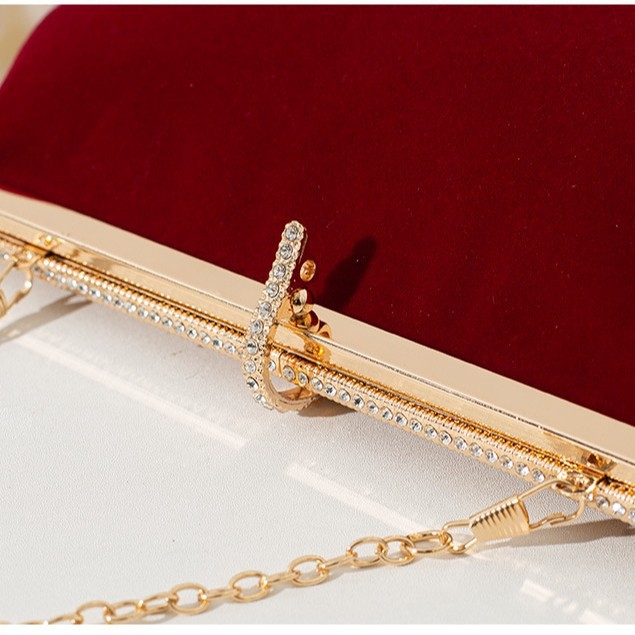 Baršunasta večernja clutch torbica, zrel ženski stil, horizontalni kvadratni oblik, zatvarač, unutarnja džep s zatvaračem, baršunasta podstava