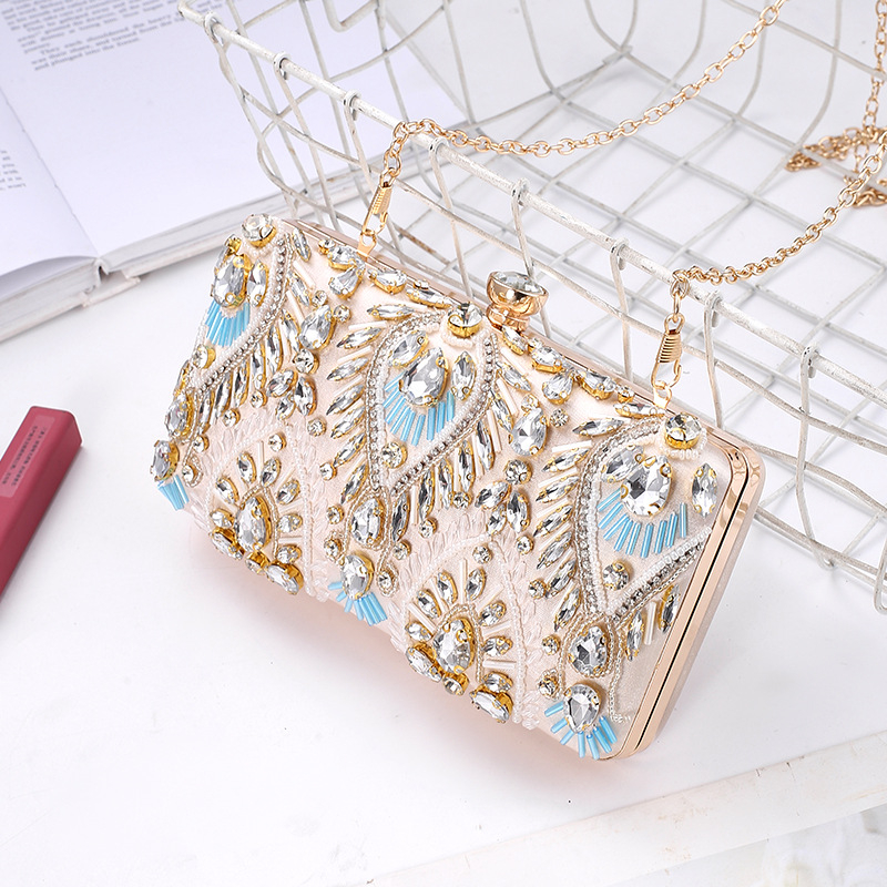 Večernja clutch kutijskog stila, telo od poliestera, satinska podstava, tvrdi kućište, pretinac za mobitel