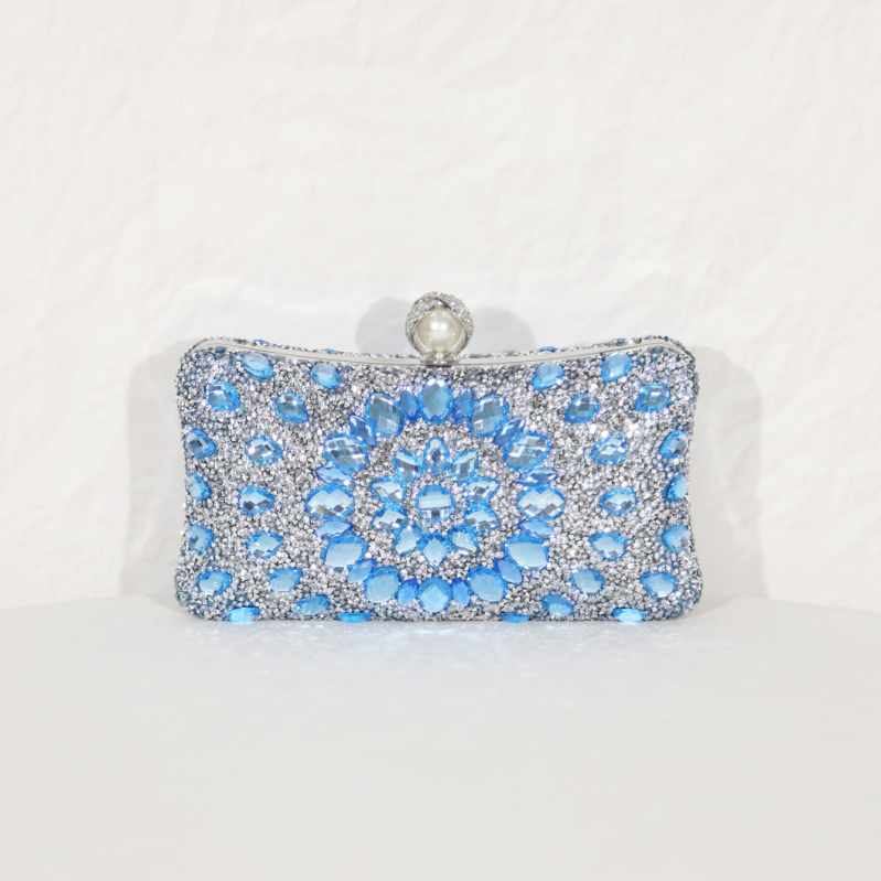 Večernja torbica s oblikom jastuka, zatvaranje kopčom, podstava od poliestera, džep za telefon