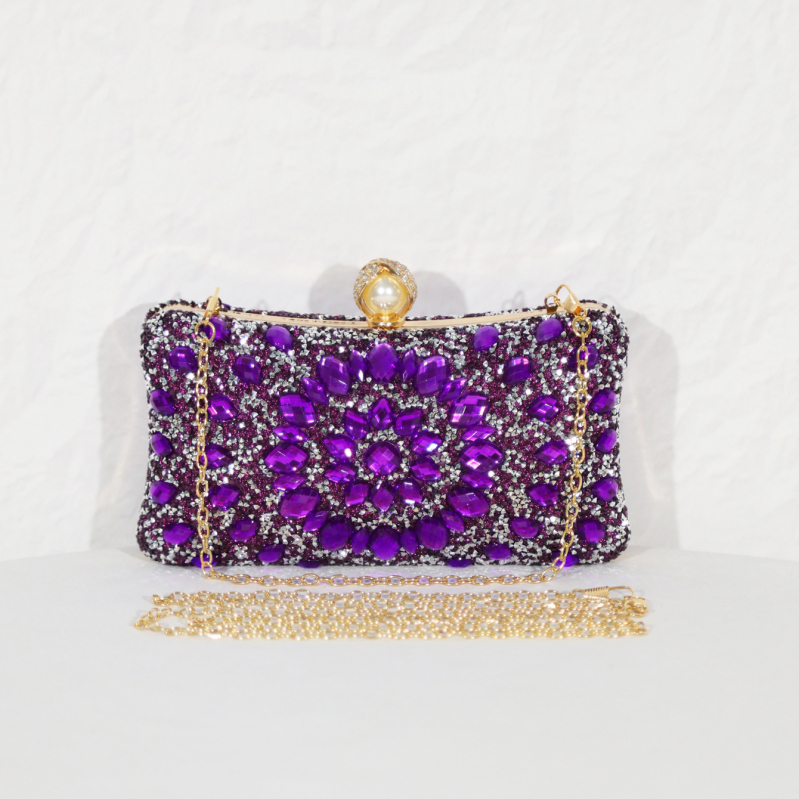 Večernja torbica s oblikom jastuka, zatvaranje kopčom, podstava od poliestera, džep za telefon