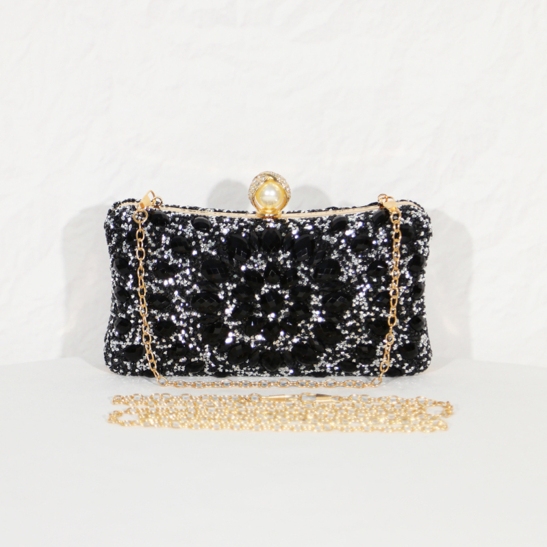 Večernja torbica s oblikom jastuka, zatvaranje kopčom, podstava od poliestera, džep za telefon