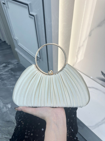 Kézitáska keresztpánttal, kagyló alakú forma, zárral felszerelt csattal, poliészter bélés, zseb telefonra és dokumentumokra, mindennapi használatra, tavasz 2025