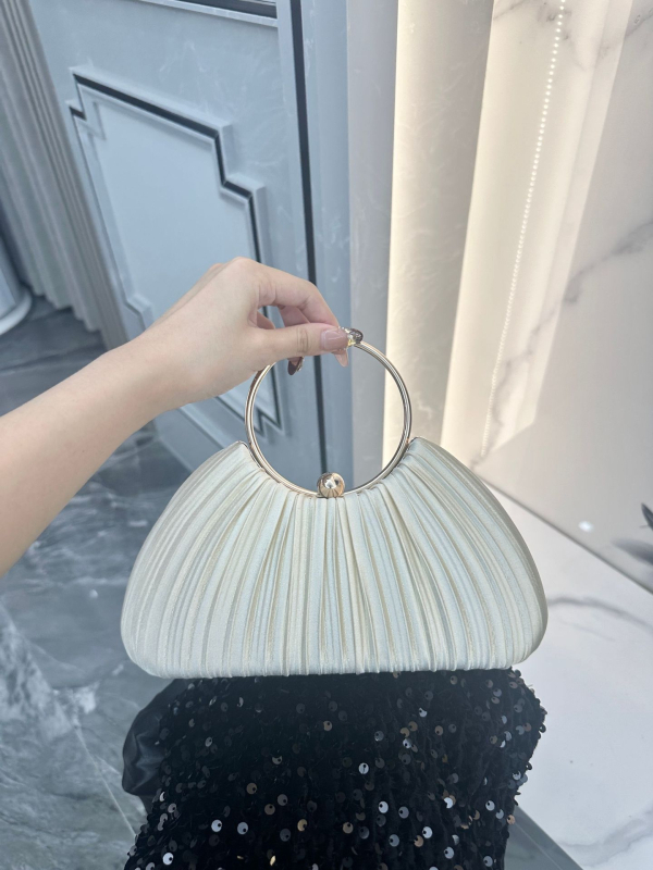 Kézitáska keresztpánttal, kagyló alakú forma, zárral felszerelt csattal, poliészter bélés, zseb telefonra és dokumentumokra, mindennapi használatra, tavasz 2025