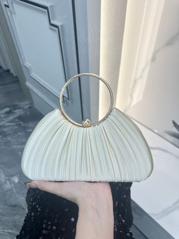 Kézitáska keresztpánttal, kagyló alakú forma, zárral felszerelt csattal, poliészter bélés, zseb telefonra és dokumentumokra, mindennapi használatra, tavasz 2025