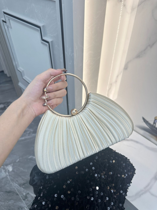 Kézitáska keresztpánttal, kagyló alakú forma, zárral felszerelt csattal, poliészter bélés, zseb telefonra és dokumentumokra, mindennapi használatra, tavasz 2025