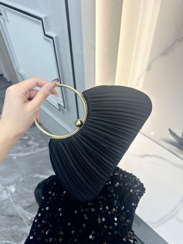 Kézitáska keresztpánttal, kagyló alakú forma, zárral felszerelt csattal, poliészter bélés, zseb telefonra és dokumentumokra, mindennapi használatra, tavasz 2025