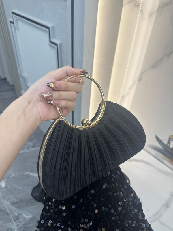 Kézitáska keresztpánttal, kagyló alakú forma, zárral felszerelt csattal, poliészter bélés, zseb telefonra és dokumentumokra, mindennapi használatra, tavasz 2025