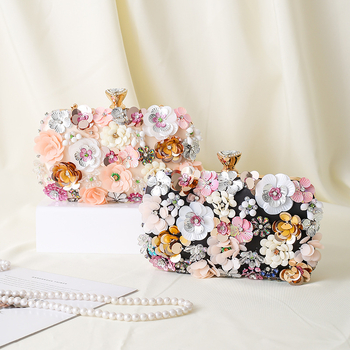 Szatén esti táska, kis négyszögletes, vízszintes formájú, kapocszáras zárás, belső zseb a mobiltelefon számára