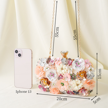 Szatén esti táska, kis négyszögletes, vízszintes formájú, kapocszáras zárás, belső zseb a mobiltelefon számára