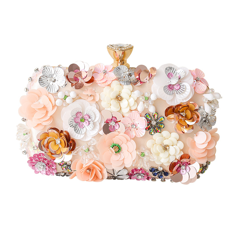 Szatén esti táska, kis négyszögletes, vízszintes formájú, kapocszáras zárás, belső zseb a mobiltelefon számára