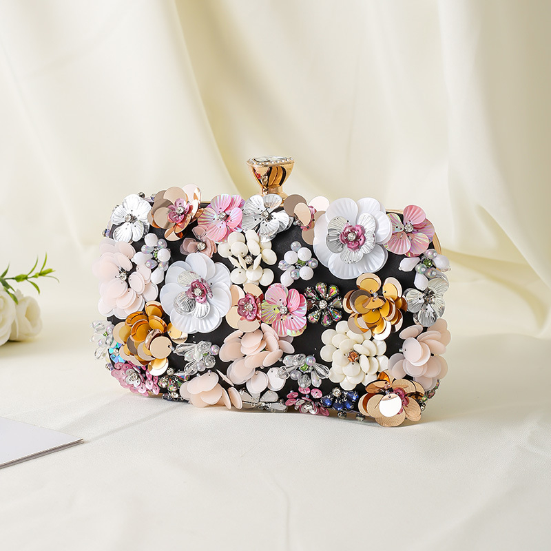 Szatén esti táska, kis négyszögletes, vízszintes formájú, kapocszáras zárás, belső zseb a mobiltelefon számára