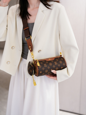 Valjkasta torba za rame s potiskom – retro dizajn, PU materijal, zatvarač, unutarnji džepovi za telefon i laminirani džep na zatvarač, bambusni čvor kao ukras, s jednom naramenicom